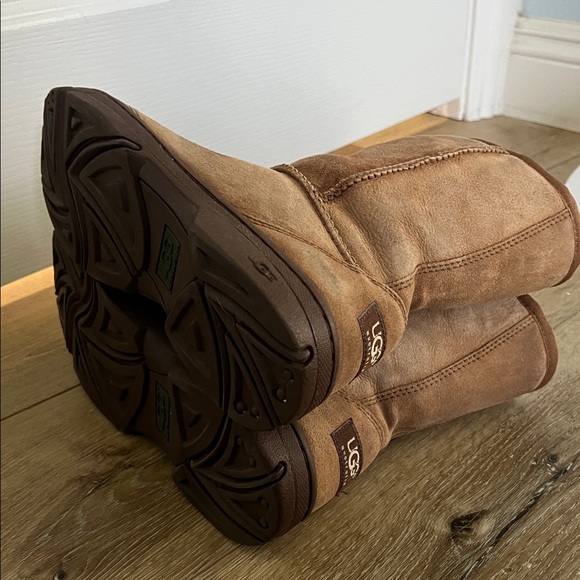 UGG, size 7, Mid Height Tan Beige Suede Winter Boots - Picture 10 of 14